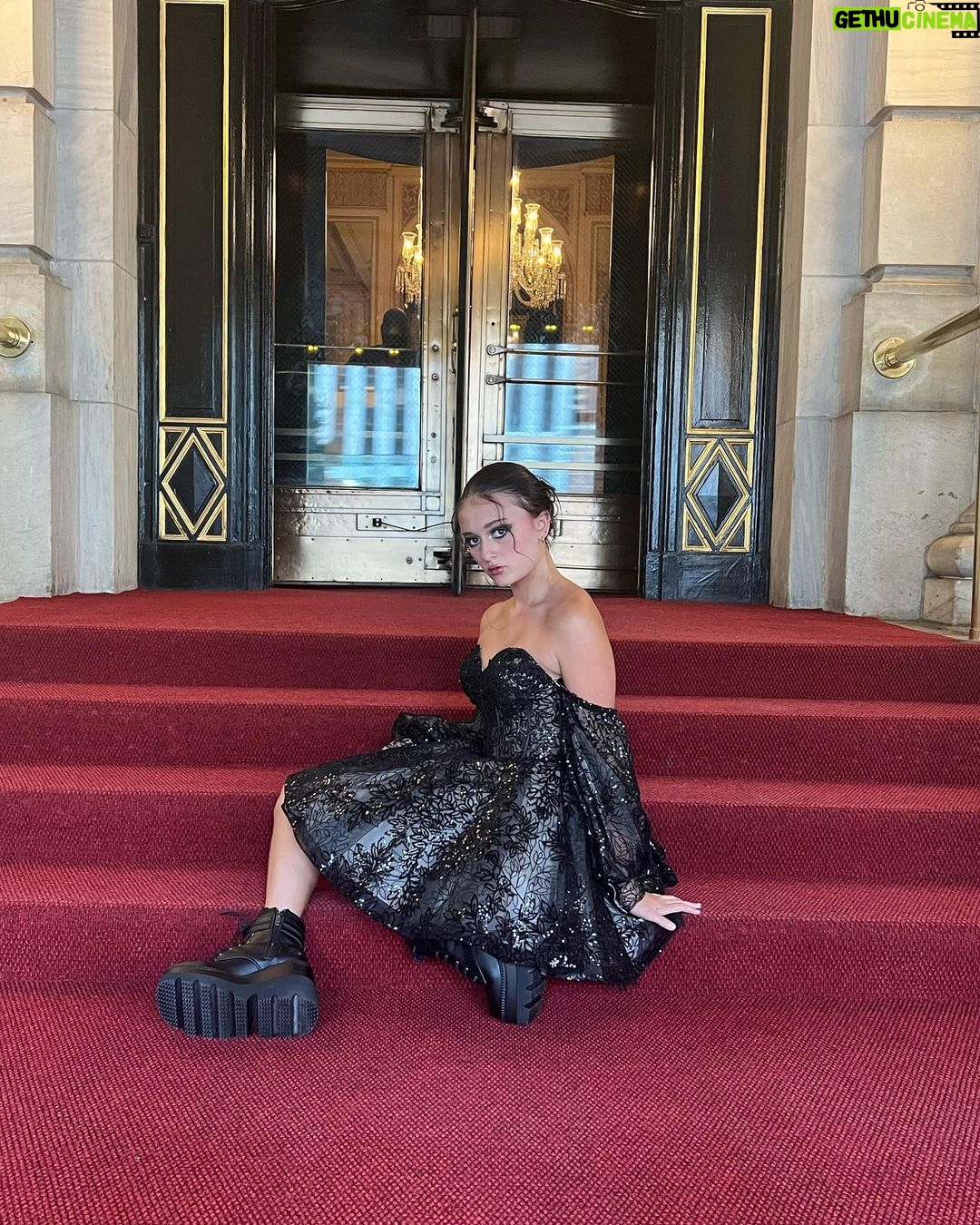 Sophie Fergi Instagram - I feel like a princess 🖤 New York City, N.Y.