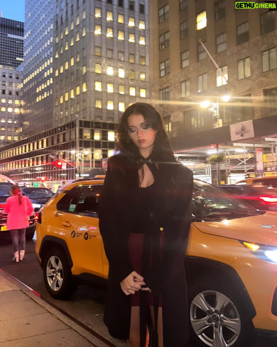 Sophie Fergi Instagram - πNew York minute π New York City, N.Y.