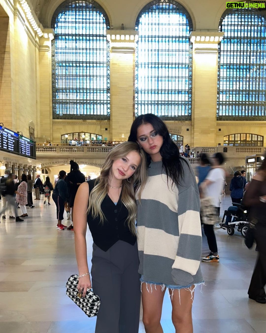Sophie Fergi Instagram - THE DUO IS BACK 🪐❤️ #silly Grand Central Station