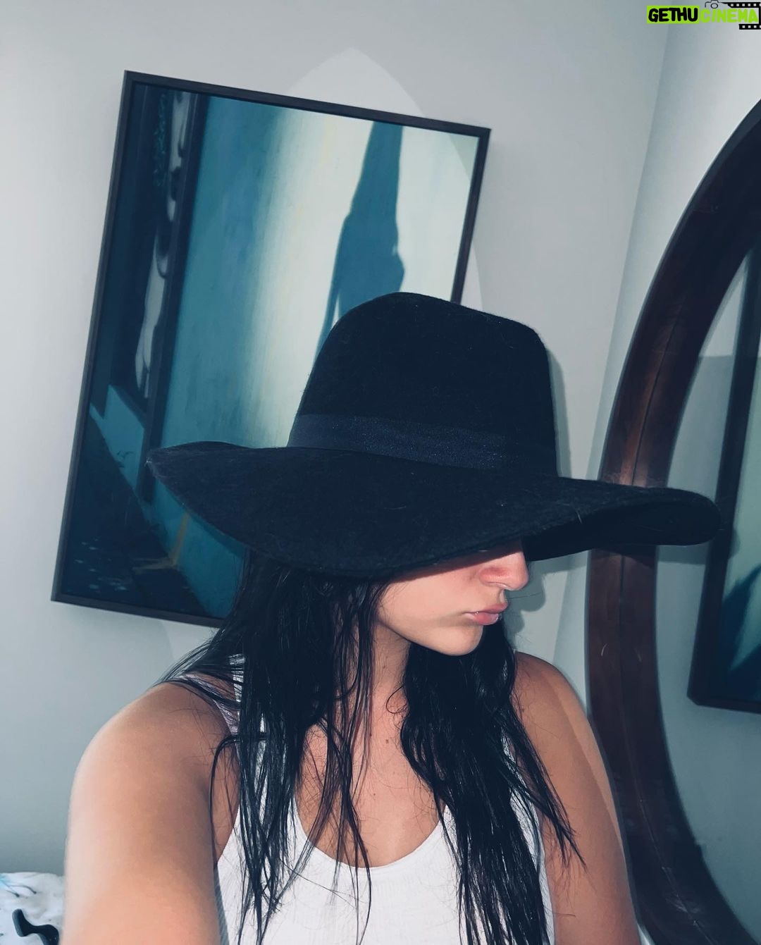 Sophie Fergi Instagram - A hat moment from mwah 💋 Old Hollywood