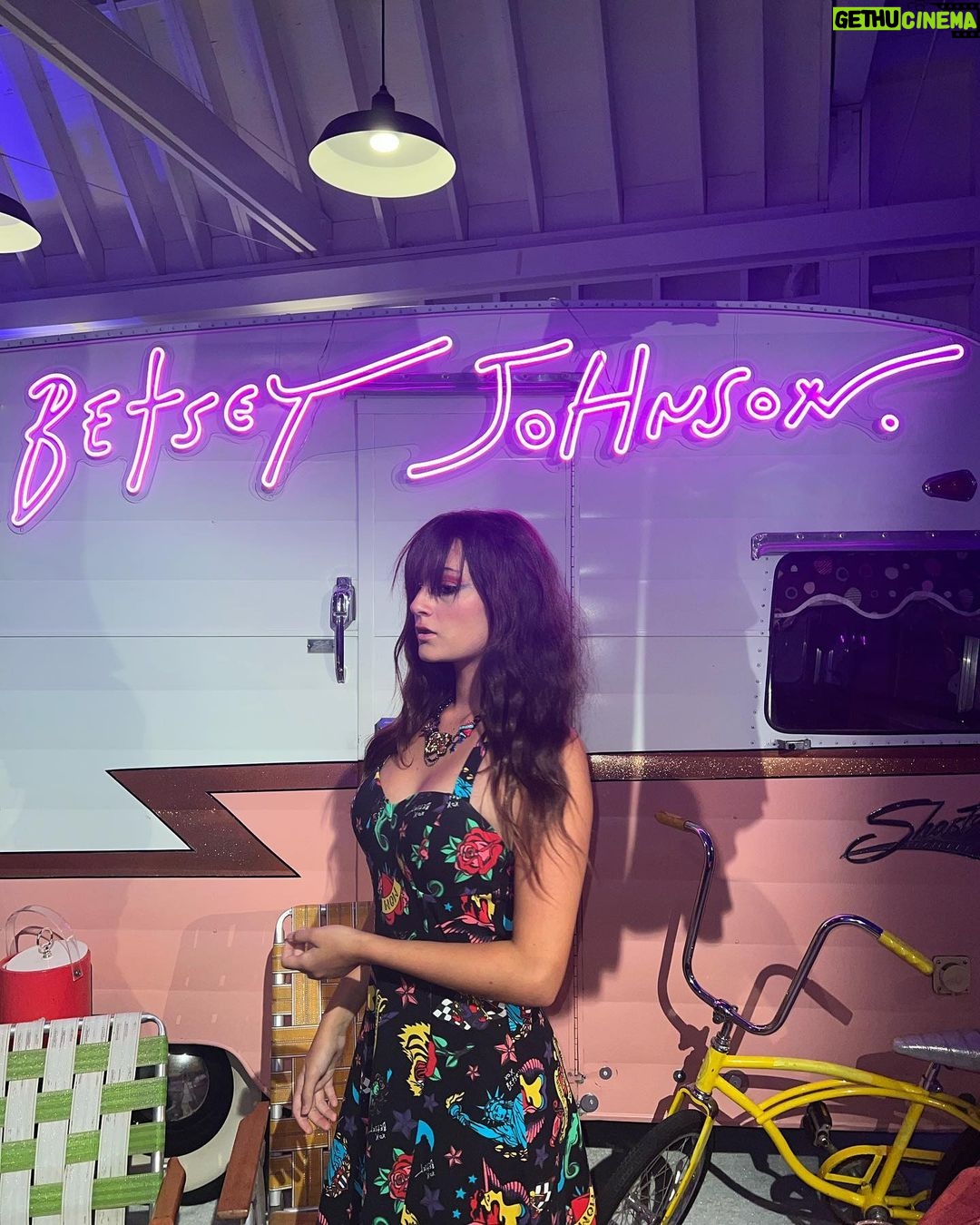 Sophie Fergi Instagram - HAPPY BIRTHDAY BETSEY 🦩🕷🧁 Betsey Johnson