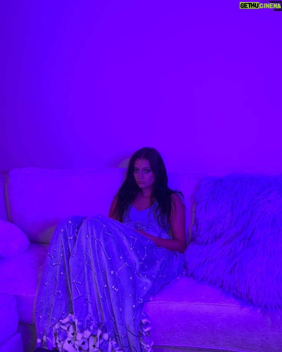 Sophie Fergi Instagram - Cue the cute sleepover montage 💅💕 SLEEP OVER