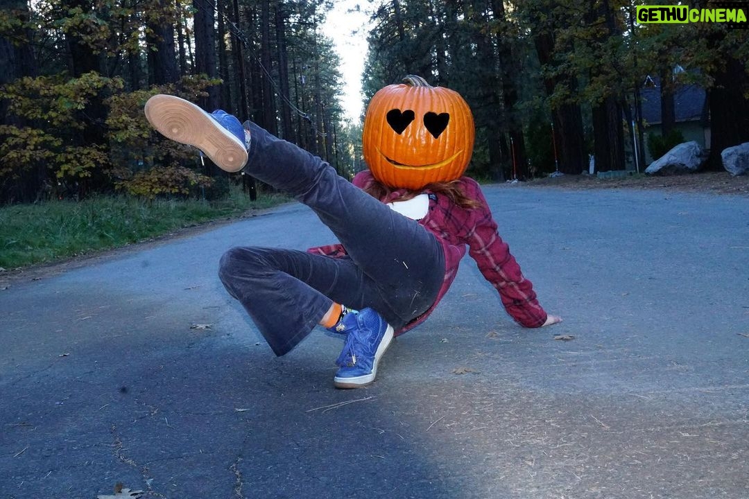 Sophie Fergi Instagram - 🎃 Big Bear Lake, California