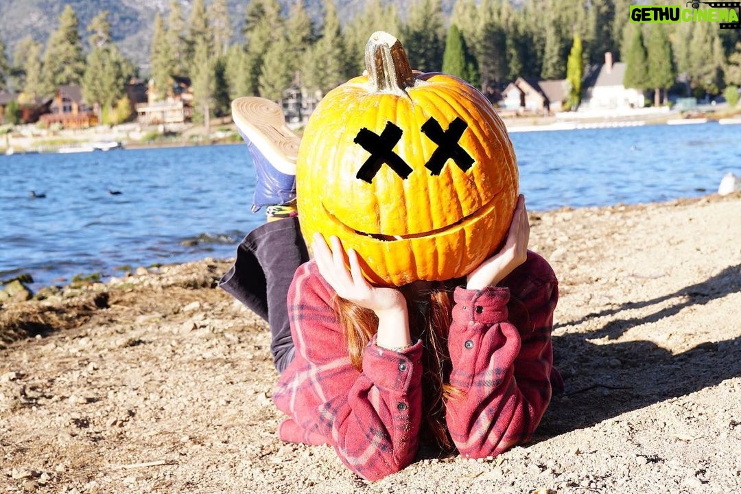 Sophie Fergi Instagram - 🎃 Big Bear Lake, California
