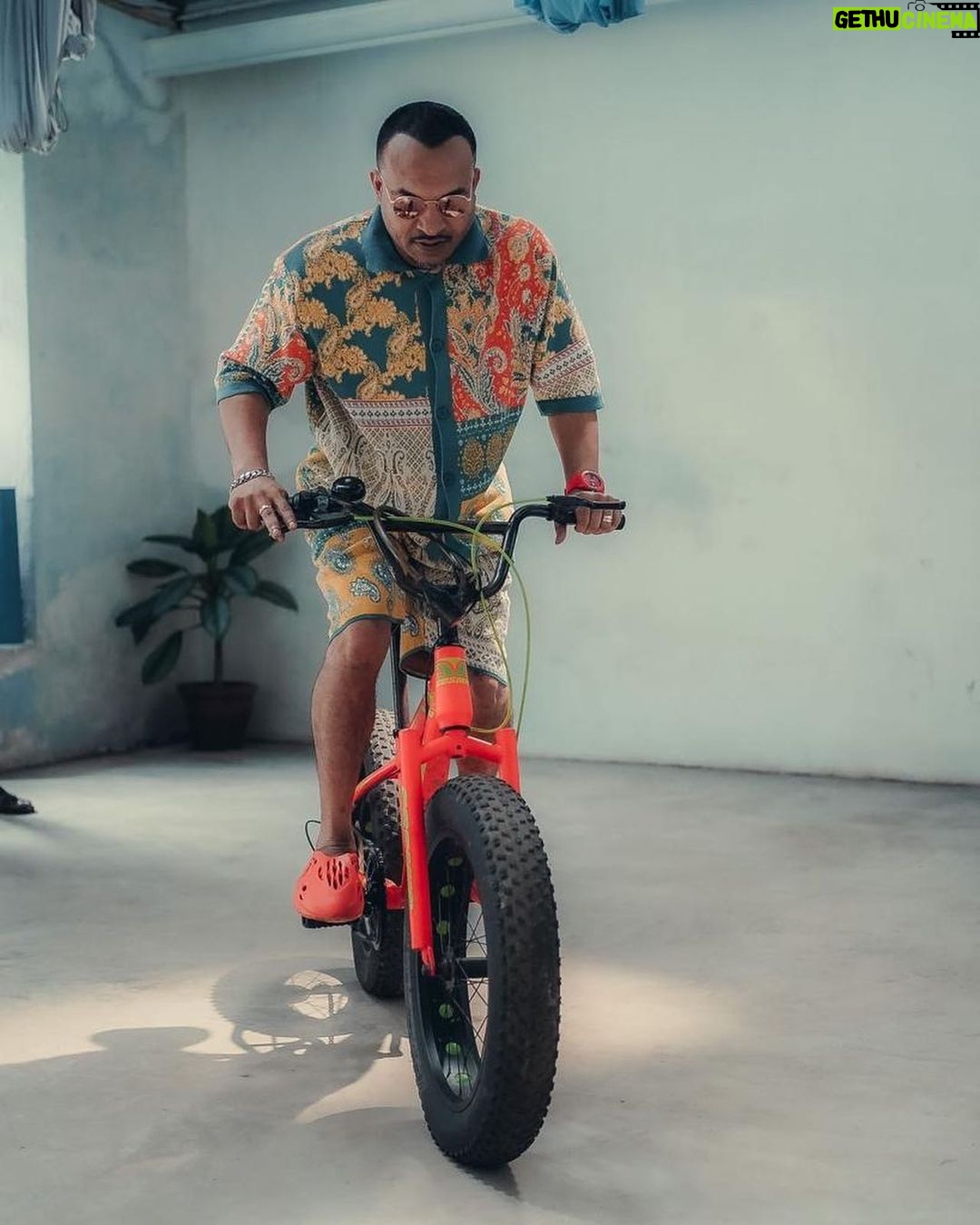 Soubin Shahir - 196.9K Likes - Soubikka 🔥
@soubinshahir
.
Clicks @haaary._ @_harikumar._
.
#goldmovie #soubinshahir #stillphotography #bts