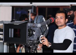 Soubin Shahir Instagram - 🎬ക്യാമറയ്ക്ക് പിന്നിൽ നിന്ന് അഭിനയിച്ചിരുന്ന കാലം 😍
🎞️24 Frames
🎥24 Years
20 24

#assistentdirector #cinema #memories
