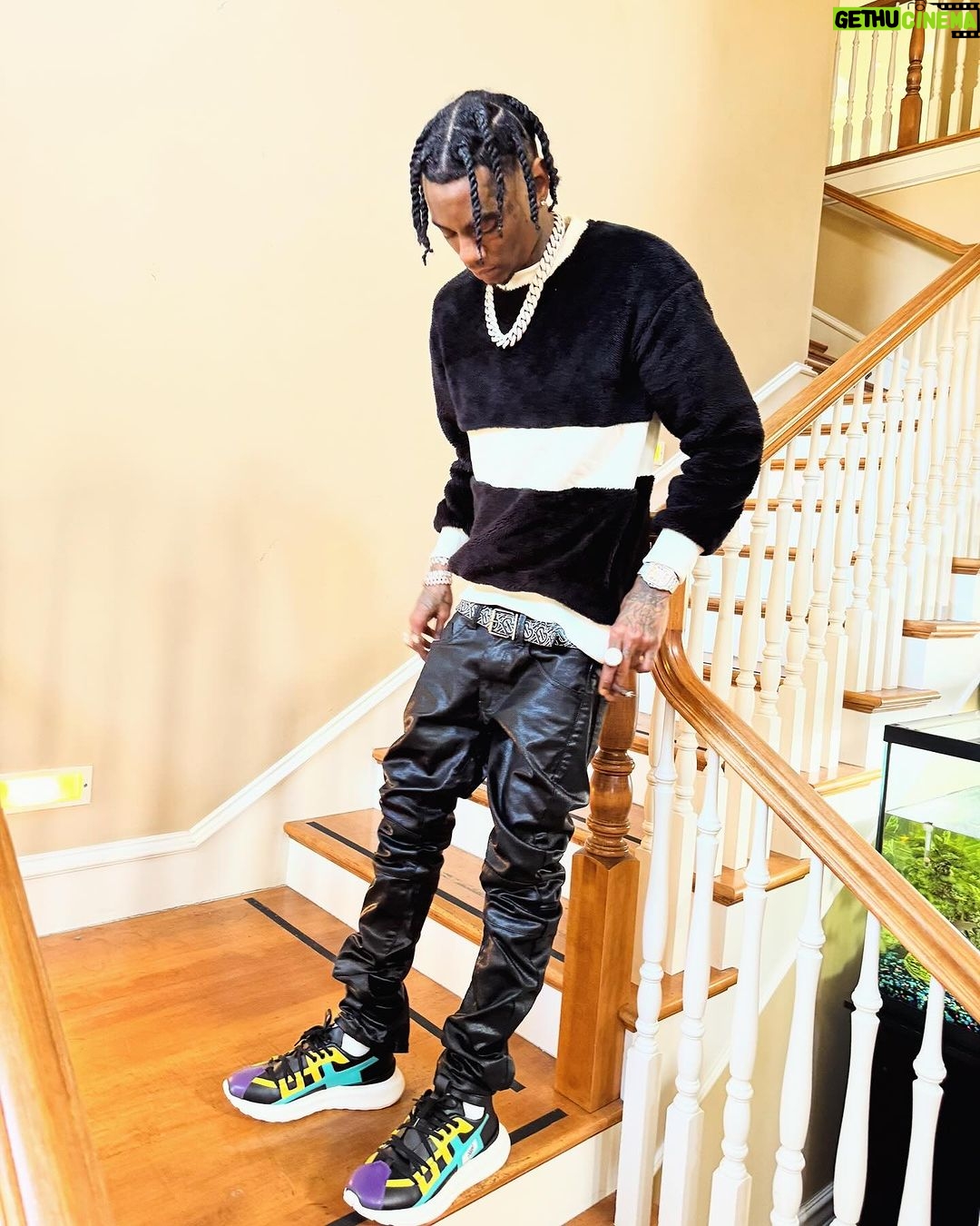 Soulja Boy Instagram - Follow @sodmgbrand my new shoes #SODMG Runners just dropped order today sodmgbrand.signature.shoes 💻
