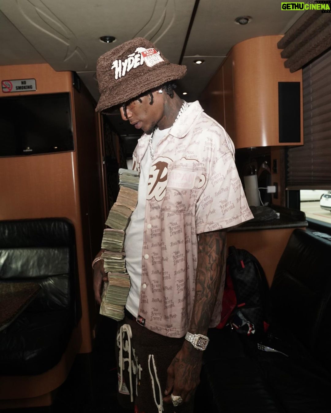 Soulja Boy Instagram - Is my life a movie or a tv show? idk but they all watching 📺 😎💣💣💣
