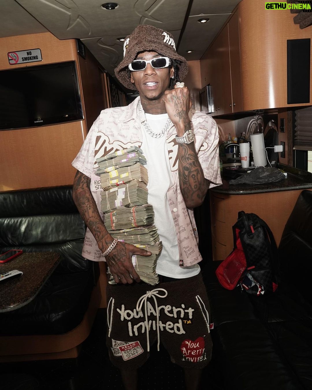 Soulja Boy Instagram - Is my life a movie or a tv show? idk but they all watching 📺 😎💣💣💣