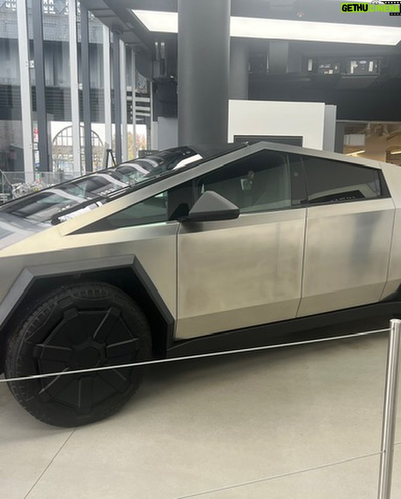 Spike Lee Instagram - Yo Dammmmmmmmnmmmmmmmmmnnnnnn!!!Lo And Behold. Da New TESLA CYBERTRUCK. I Put My Reservation In 2 Years Ago YA-DIG❓SHO-NUFF. And Dat’s Da SPACE SHIP ON 4 WHEELS-And Dat’s Da TRUTH,RUTH🔥🔥