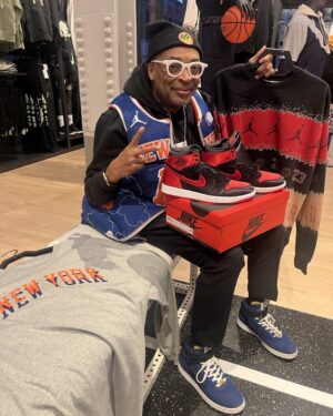 Spike Lee Instagram - Merry XMAS To One And All. YA-DIG❓SHO-NUFF💜🙏🏾💜🙏🏾💜🙏🏾💜👀