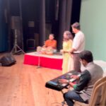 Spruha Joshi Instagram - प्रजासत्ताक दिनानिमित्त “संकर्षण via स्पृहा” च्या कालच्या यशवंत नाट्यमंदिर येथील प्रयोगात स्पृहा जोशी हिने “वेदमंत्राहून आम्हा” हे गीत सादर केले तेव्हाचा हा व्हिडीओ अवश्य पहा ! https://in.bookmyshow.com/events/sankarshan-via-spruha/ET00371175
