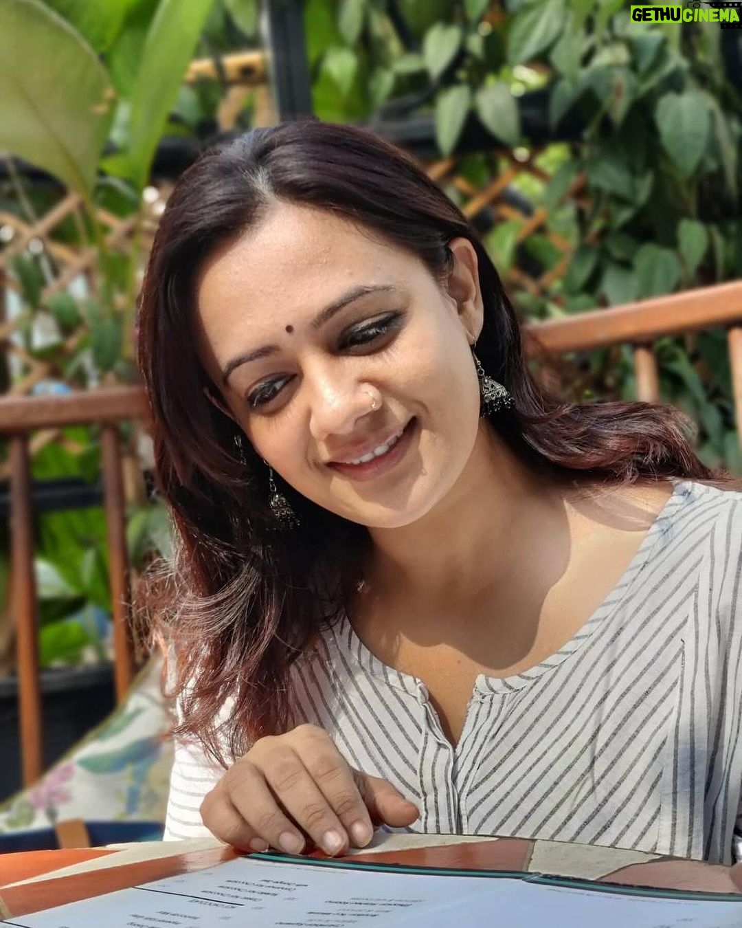 Spruha Joshi Instagram - Good vibes and sunshine ☀️ 📸 @aartiwadagbalkar Mumbai, Maharashtra