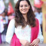 Spruha Joshi Instagram - Peaceful in white ✨ #spruhajoshi #marathiactors #movies #theatre #actorslife #marathitelevision