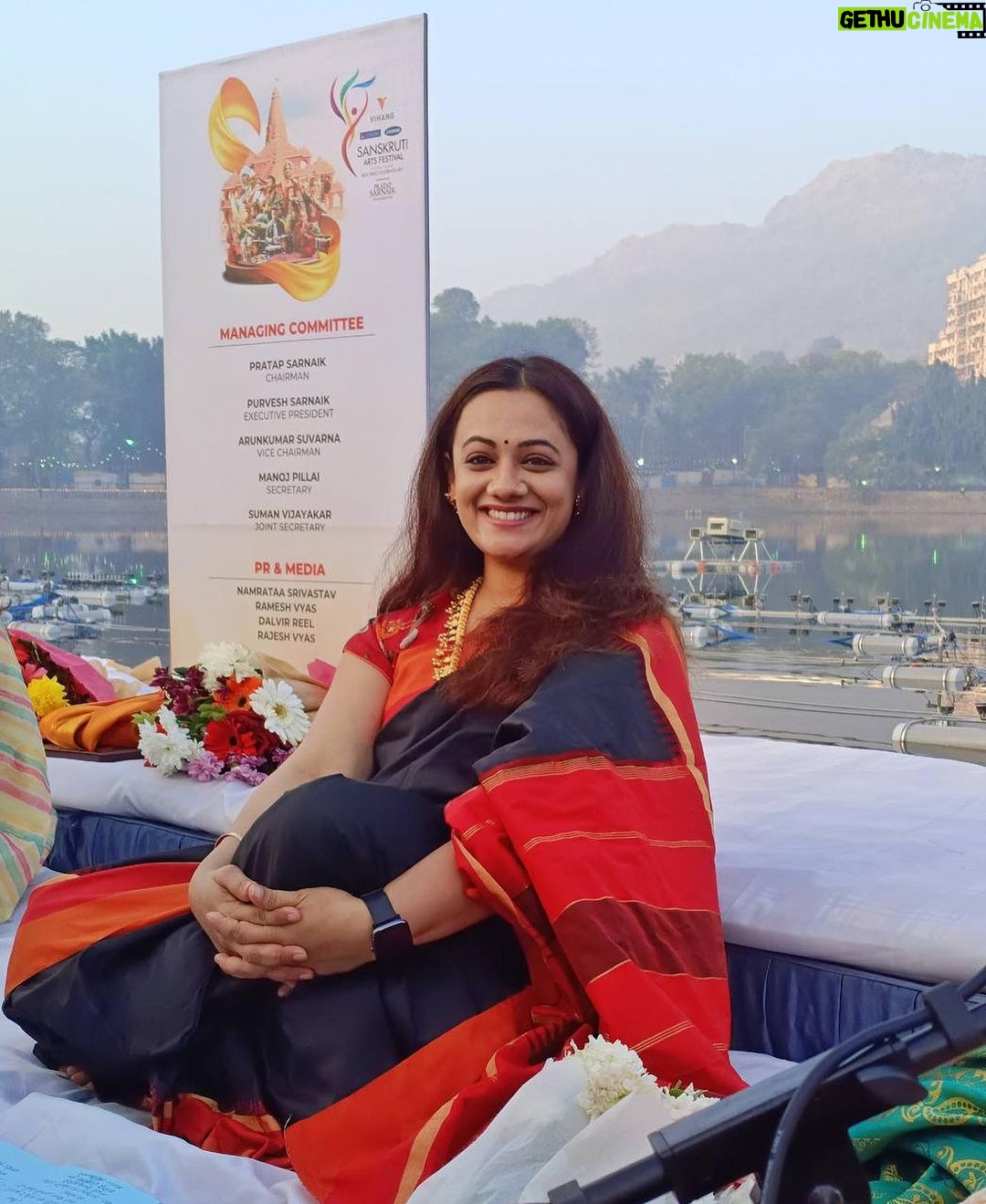 Spruha Joshi Instagram - सर्वांना मकरसंक्रांतीच्या हार्दिक शुभेच्छा! 🌸 @vinay.cheulkar @gandhar_jog_ @prathamesh_laghate_adhikrut @mugdhabhagawan5 @divyeshb33 @amittillu @smrutigandhamarathi @divyeshb33 @hanumant_rawade_ @harshal_prasad_katdare @s_s_shirke @sanskrutiartsfestivalthane