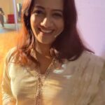 Spruha Joshi Instagram – आज पुणेकर रसिकांची भरभरून दाद मिळते आहे. पुणेकर रसिकांचे मनापासून धन्यवाद🙏 असंच प्रेम करत रहा!