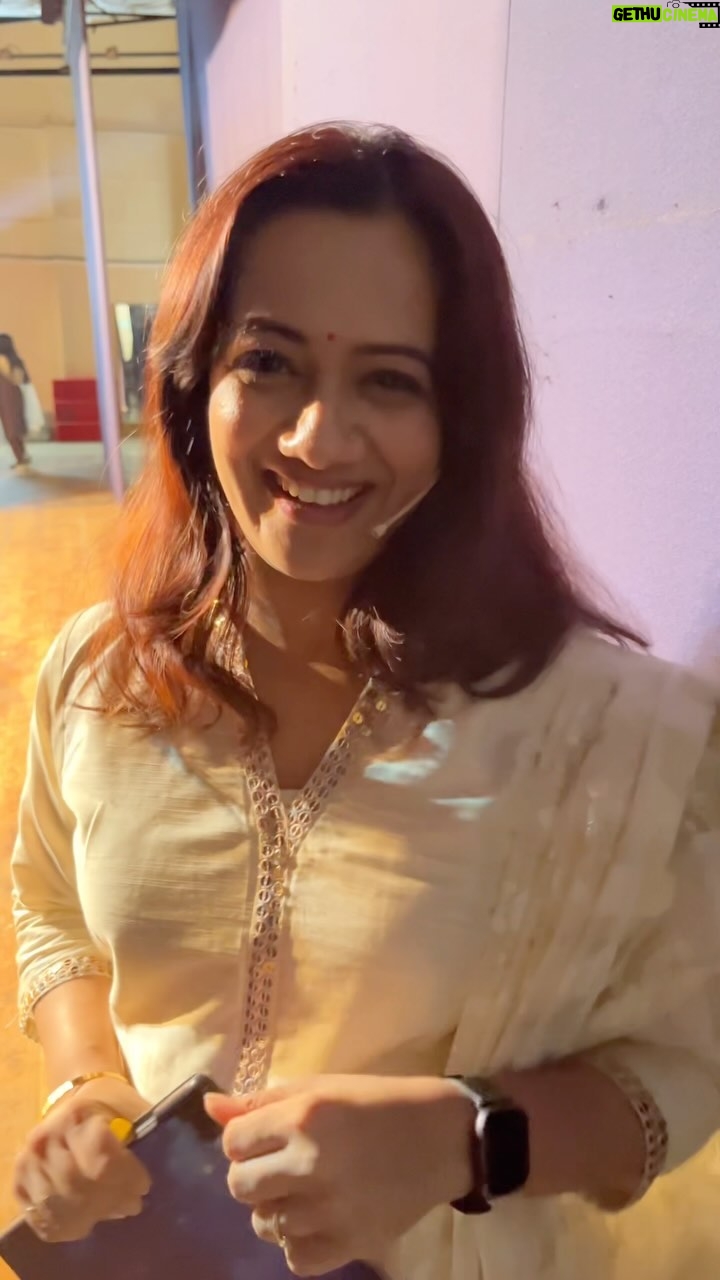 Spruha Joshi Instagram - आज पुणेकर रसिकांची भरभरून दाद मिळते आहे. पुणेकर रसिकांचे मनापासून धन्यवाद🙏 असंच प्रेम करत रहा!