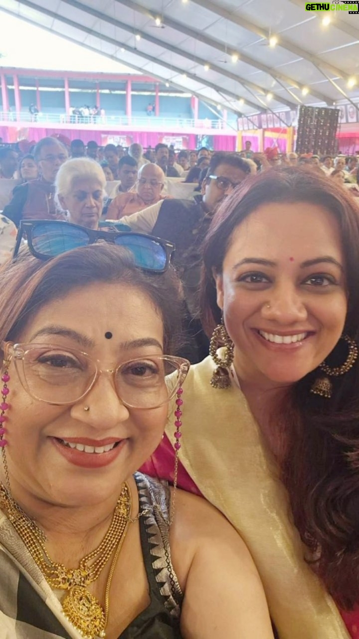 Spruha Joshi Instagram - १०० वं अखिल भारतीय मराठी नाट्य संमेलन मोठ्या दिमाखात पिंपरी- चिंचवड इथे साजरं झालं. या वेळी झालेल्या नाट्यदिंडीत आणि उद्घाटन समारंभात सगळ्या कलावंत मित्रमैत्रिणींसोबत सहभागी होता आलं. 😊🍀