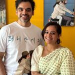 Spruha Joshi Instagram - ‘अमलताश’ हा सिनेमा म्हणजे पडद्यावरची कविता आहे. उद्या ८ मार्च ला हा सिनेमा प्रदर्शित होतोय. तुम्ही नक्की पाहा.. @rahuldeshpandeofficial राहुल दादा आणि या सिनेमाशी निगडीत माझ्या सगळ्या मित्रांना मनापासून शुभेच्छा.. पूर्ण व्हिडीओ माझ्या यूट्यूब चॅनेलवर आहे. लिंक - डिस्क्रिप्शन बॉक्स मधे.. Mumbai, Maharashtra