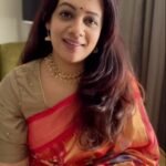 Spruha Joshi Instagram - तुझ्या आत काही नवे उमलताना, नको घाबरू तुझ्या आतला सूर्य तेजाळताना, नको घाबरू! नवी वाट शोधायची वेळ झाली, प्रवासात या सकाळीसकाळीच अंधारताना नको घाबरू! अशा उंच लाटांत मस्तीत रमणे तुला आवडे, पुन्हा खोल पाण्यामध्ये उतरताना नको घाबरू.. कुणी वार केले, किती घाव झाले मनावर तरी जिवापाड जखमा अशा विसरताना नको घाबरू. नव्याने उद्या तू फुलव वेगळ्या जाणिवांच्या कळ्या फुले आजची मात्र कोमेजताना नको घाबरू.. बहर श्वास रोखून सारे उभे नेहमीसारखे तुझ्या आतुनी आज मी बहरताना नको घाबरू! - स्पृहा.
