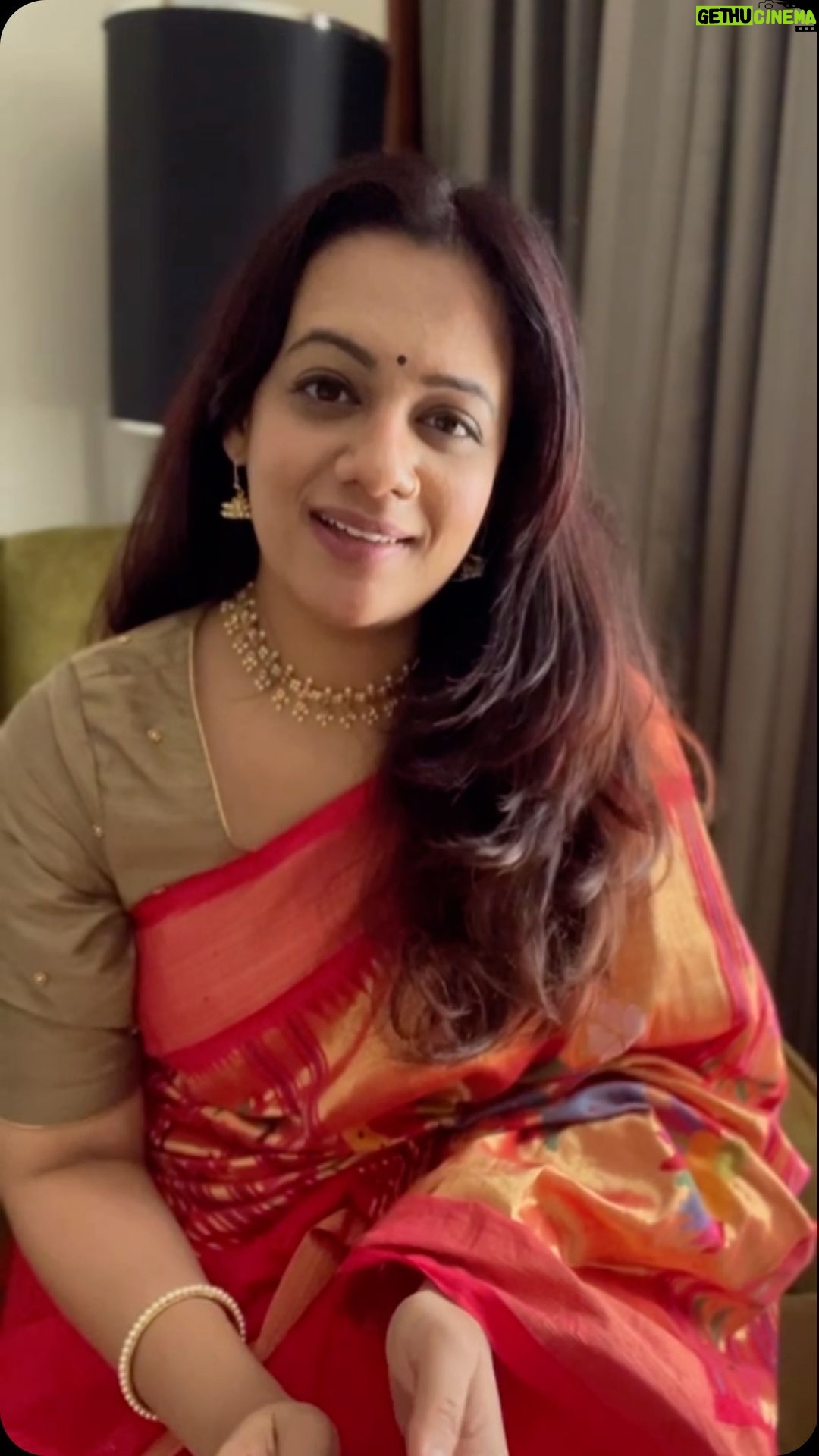 Spruha Joshi Instagram - तुझ्या आत काही नवे उमलताना, नको घाबरू तुझ्या आतला सूर्य तेजाळताना, नको घाबरू! नवी वाट शोधायची वेळ झाली, प्रवासात या सकाळीसकाळीच अंधारताना नको घाबरू! अशा उंच लाटांत मस्तीत रमणे तुला आवडे, पुन्हा खोल पाण्यामध्ये उतरताना नको घाबरू.. कुणी वार केले, किती घाव झाले मनावर तरी जिवापाड जखमा अशा विसरताना नको घाबरू. नव्याने उद्या तू फुलव वेगळ्या जाणिवांच्या कळ्या फुले आजची मात्र कोमेजताना नको घाबरू.. बहर श्वास रोखून सारे उभे नेहमीसारखे तुझ्या आतुनी आज मी बहरताना नको घाबरू! - स्पृहा.