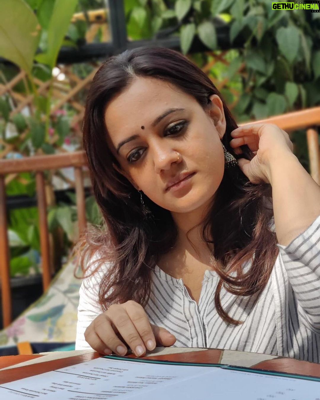 Spruha Joshi Instagram - Good vibes and sunshine ☀️ 📸 @aartiwadagbalkar Mumbai, Maharashtra