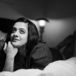 Spruha Joshi Instagram - Randoms W/ @spruhavarad 💫 Shot and Edited by @kyammmera Location @sajbythelake HMUA @makeupby_kajalmhaske Styled by @nehachaudhary_ Manages by @brewbackersmedia