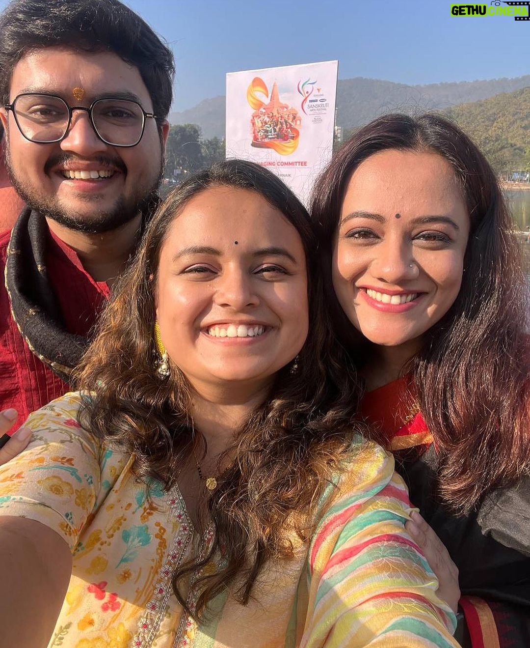 Spruha Joshi Instagram - सर्वांना मकरसंक्रांतीच्या हार्दिक शुभेच्छा! 🌸 @vinay.cheulkar @gandhar_jog_ @prathamesh_laghate_adhikrut @mugdhabhagawan5 @divyeshb33 @amittillu @smrutigandhamarathi @divyeshb33 @hanumant_rawade_ @harshal_prasad_katdare @s_s_shirke @sanskrutiartsfestivalthane