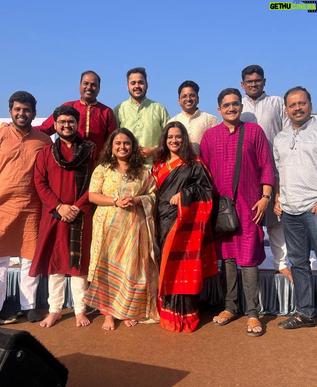 Spruha Joshi Instagram - सर्वांना मकरसंक्रांतीच्या हार्दिक शुभेच्छा! 🌸 @vinay.cheulkar @gandhar_jog_ @prathamesh_laghate_adhikrut @mugdhabhagawan5 @divyeshb33 @amittillu @smrutigandhamarathi @divyeshb33 @hanumant_rawade_ @harshal_prasad_katdare @s_s_shirke @sanskrutiartsfestivalthane