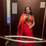 Spruha Joshi Instagram – A classic drape that weaves tradition and grace.
saree by @aarsahandloom
#SareeLove #SareeStyle #SareeDraping #IndianFashion #EthnicWear #TraditionalSaree