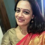 Spruha Joshi Instagram – A classic drape that weaves tradition and grace.
saree by @aarsahandloom
#SareeLove #SareeStyle #SareeDraping #IndianFashion #EthnicWear #TraditionalSaree