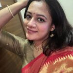 Spruha Joshi Instagram – A classic drape that weaves tradition and grace.
saree by @aarsahandloom
#SareeLove #SareeStyle #SareeDraping #IndianFashion #EthnicWear #TraditionalSaree