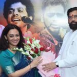 Spruha Joshi Instagram – नागपूरला हिवाळी अधिवेशनादरम्यान सगळ्या मान्यवर आमदारांसाठी मा. आशिष शेलार आयोजित ‘स्वरोत्सव’ या मैफिलीचं निवेदन करण्याची संधी मिळाली . @rahuldeshpandeofficial आणि @maheshmkale यांच्या गायनाने आम्ही सगळे प्रेक्षक भारावून गेलो होतो. धन्यवाद @ranga_godbole ही संधी मला दिल्याबद्दल खूप आभार 🌸