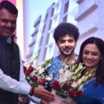 Spruha Joshi Instagram - नागपूरला हिवाळी अधिवेशनादरम्यान सगळ्या मान्यवर आमदारांसाठी मा. आशिष शेलार आयोजित ‘स्वरोत्सव’ या मैफिलीचं निवेदन करण्याची संधी मिळाली . @rahuldeshpandeofficial आणि @maheshmkale यांच्या गायनाने आम्ही सगळे प्रेक्षक भारावून गेलो होतो. धन्यवाद @ranga_godbole ही संधी मला दिल्याबद्दल खूप आभार 🌸
