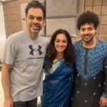 Spruha Joshi Instagram – नागपूरला हिवाळी अधिवेशनादरम्यान सगळ्या मान्यवर आमदारांसाठी मा. आशिष शेलार आयोजित ‘स्वरोत्सव’ या मैफिलीचं निवेदन करण्याची संधी मिळाली . @rahuldeshpandeofficial आणि @maheshmkale यांच्या गायनाने आम्ही सगळे  प्रेक्षक भारावून गेलो होतो. धन्यवाद @ranga_godbole ही संधी मला दिल्याबद्दल खूप आभार 🌸