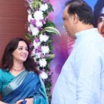 Spruha Joshi Instagram - नागपूरला हिवाळी अधिवेशनादरम्यान सगळ्या मान्यवर आमदारांसाठी मा. आशिष शेलार आयोजित ‘स्वरोत्सव’ या मैफिलीचं निवेदन करण्याची संधी मिळाली . @rahuldeshpandeofficial आणि @maheshmkale यांच्या गायनाने आम्ही सगळे प्रेक्षक भारावून गेलो होतो. धन्यवाद @ranga_godbole ही संधी मला दिल्याबद्दल खूप आभार 🌸