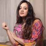 Spruha Joshi Instagram - Believe. Do. Repeat. Makeup and Hair: @makeupby_kajalmhaske Photographer: @kyameraofficial Location: @sajbythelake @brewbackersmedia Costume : @nehachaudhary_ #spruhajoshi #marathiactors #movies #theatre #actorslife #zee #zeemarathi #marathitelevision