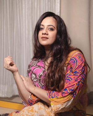 Spruha Joshi Instagram - Believe. Do. Repeat.

 Makeup and Hair: @makeupby_kajalmhaske

Photographer: @kyameraofficial

Location: @sajbythelake

@brewbackersmedia 

Costume : @nehachaudhary_

#spruhajoshi #marathiactors #movies #theatre #actorslife #zee #zeemarathi #marathitelevision