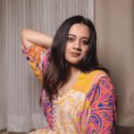Spruha Joshi Instagram - Believe. Do. Repeat. Makeup and Hair: @makeupby_kajalmhaske Photographer: @kyameraofficial Location: @sajbythelake @brewbackersmedia Costume : @nehachaudhary_ #spruhajoshi #marathiactors #movies #theatre #actorslife #zee #zeemarathi #marathitelevision