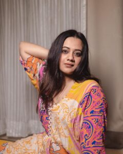 Spruha Joshi Instagram - Believe. Do. Repeat. Makeup and Hair: @makeupby_kajalmhaske Photographer: @kyameraofficial Location: @sajbythelake @brewbackersmedia Costume : @nehachaudhary_ #spruhajoshi #marathiactors #movies #theatre #actorslife #zee #zeemarathi #marathitelevision