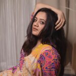 Spruha Joshi Instagram - Believe. Do. Repeat. Makeup and Hair: @makeupby_kajalmhaske Photographer: @kyameraofficial Location: @sajbythelake @brewbackersmedia Costume : @nehachaudhary_ #spruhajoshi #marathiactors #movies #theatre #actorslife #zee #zeemarathi #marathitelevision