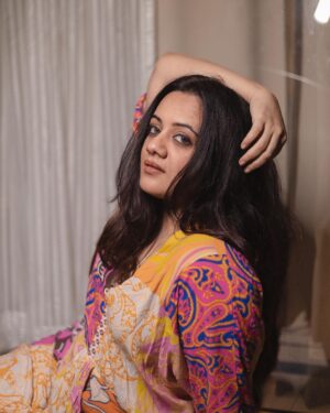 Spruha Joshi Instagram - Believe. Do. Repeat.

 Makeup and Hair: @makeupby_kajalmhaske

Photographer: @kyameraofficial

Location: @sajbythelake

@brewbackersmedia 

Costume : @nehachaudhary_

#spruhajoshi #marathiactors #movies #theatre #actorslife #zee #zeemarathi #marathitelevision