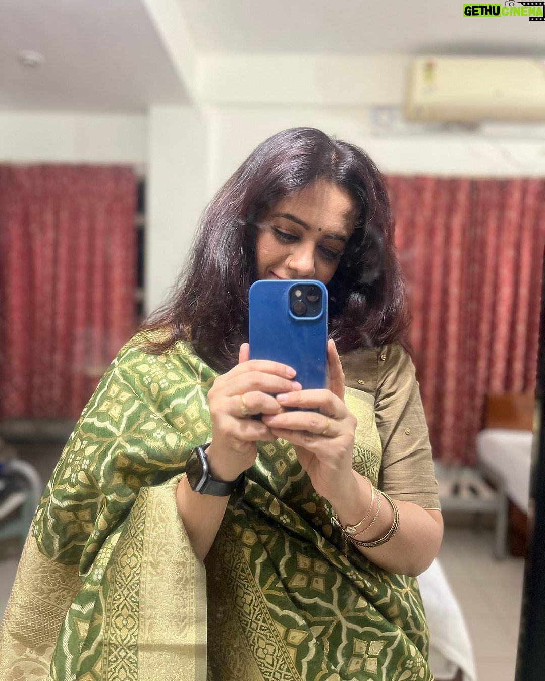 Spruha Joshi Instagram - Couldn’t really choose one!😬 For the Gala dinner of the very first Doctor’s Olympics organised by the young doctors league association. 👩⚕️👨⚕️🩺 Also have no clue about the music just loved the vibe! 😎 The Residency Club