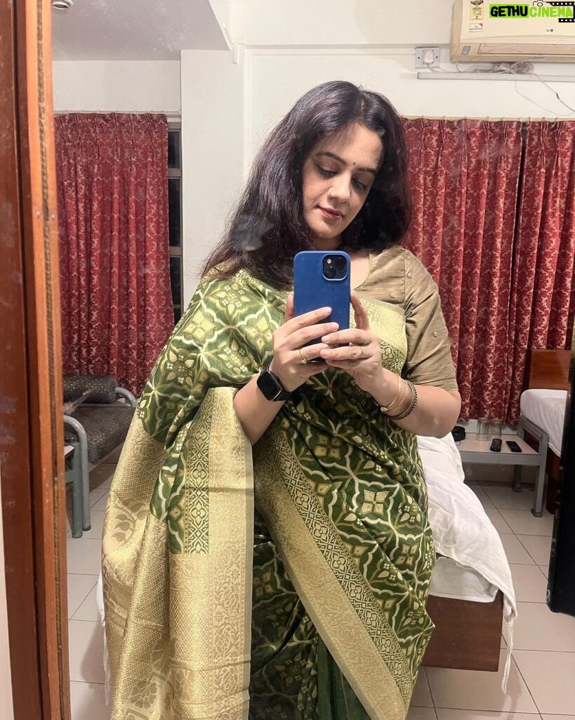 Spruha Joshi Instagram - Couldn’t really choose one!😬 For the Gala dinner of the very first Doctor’s Olympics organised by the young doctors league association. 👩‍⚕️👨‍⚕️🩺 Also have no clue about the music just loved the vibe! 😎 The Residency Club