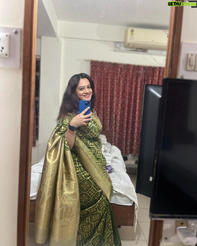 Spruha Joshi Instagram - Couldn’t really choose one!😬 For the Gala dinner of the very first Doctor’s Olympics organised by the young doctors league association. 👩‍⚕👨‍⚕🩺 Also have no clue about the music just loved the vibe! 😎 The Residency Club