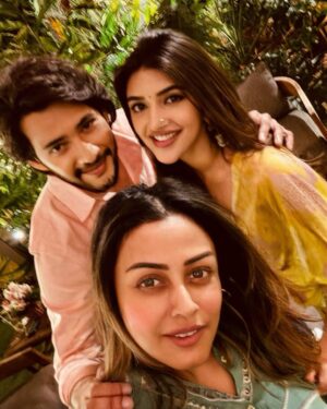 Sreeleela Instagram - To a beautiful Sankranthi 
With a grateful heart 
To yummy payasam 
With our GUNTUR KARAAM 🥰
@urstrulymahesh @namratashirodkar @sitaraghattamaneni @meenakshichaudhary006 @nagavamsi19