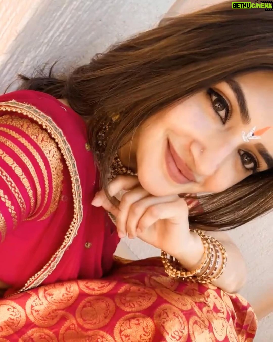 Sreeleela Instagram - Might remove laterrrrr cause I tried taking a selfie ! But for nowwww Sending youuu some blessing that I gottttt ✨✨✨