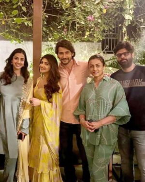 Sreeleela Instagram - To a beautiful Sankranthi 
With a grateful heart 
To yummy payasam 
With our GUNTUR KARAAM 🥰
@urstrulymahesh @namratashirodkar @sitaraghattamaneni @meenakshichaudhary006 @nagavamsi19