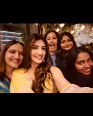 Sreeleela Instagram - To a beautiful Sankranthi 
With a grateful heart 
To yummy payasam 
With our GUNTUR KARAAM 🥰
@urstrulymahesh @namratashirodkar @sitaraghattamaneni @meenakshichaudhary006 @nagavamsi19