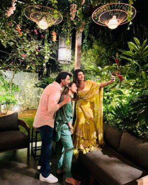 Sreeleela Instagram - To a beautiful Sankranthi 
With a grateful heart 
To yummy payasam 
With our GUNTUR KARAAM 🥰
@urstrulymahesh @namratashirodkar @sitaraghattamaneni @meenakshichaudhary006 @nagavamsi19
